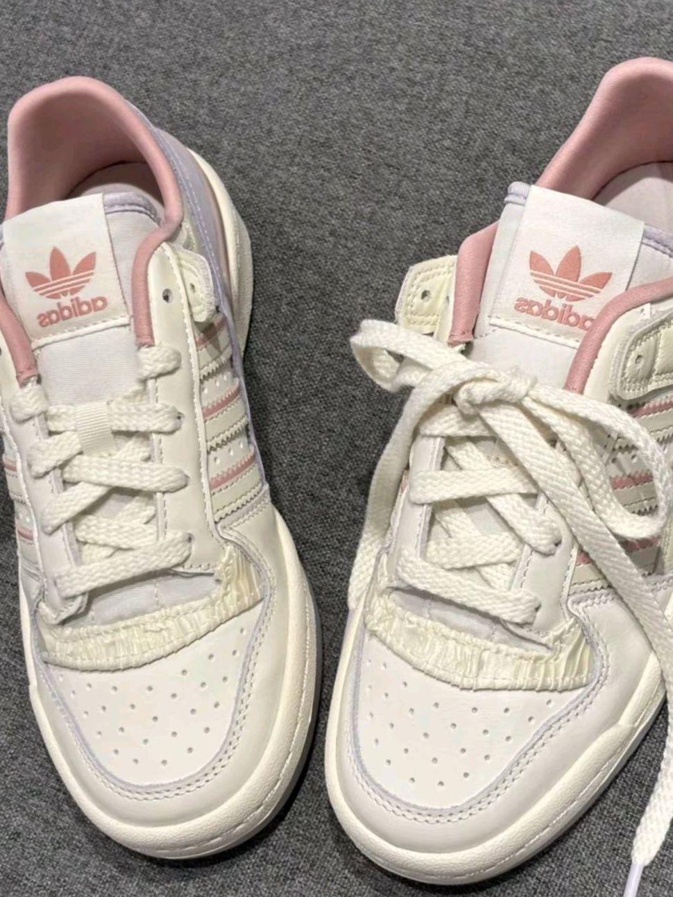 1. 《少女心狙击!奶白邂逅粉紫的阿迪达斯板鞋》:突出鞋子颜色组合带来的少女感 ,强调对目标受众心理